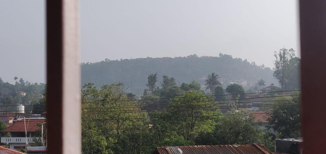 Giri'S Homestay Madikeri Bagian luar foto